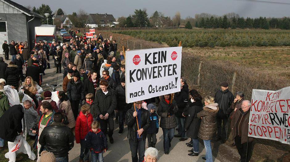  Bovert ist raus: Nach der Bewertung des Gutachtens erklärt Amprion die Kaarster Dreiecksfläche zum Favoriten, da der Standortbereich mit Abstand die größte Entfernung zur geschlossenen Wohnbebauung (1.300 Meter) aufweist. Alle anderen Standortbereiche werden nicht weiter betrachtet. 