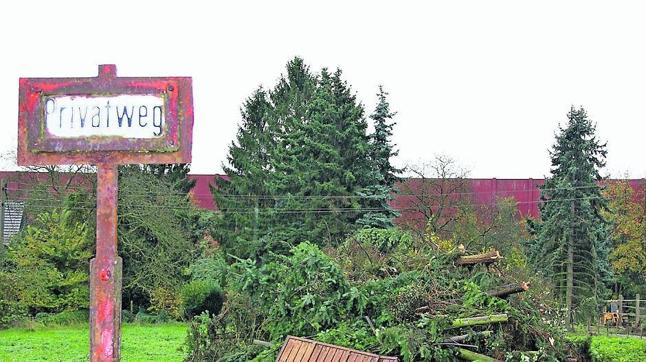  Derzeit sieht es zwischen Ivangsweg und Autobahn noch wüst aus. Der ersten Rodungsarbeiten für die Erschließung des neuen Wohngebietes und die K9-Trasse sind aber schon erledigt. 