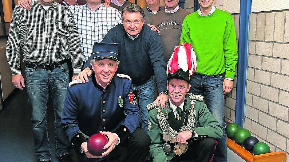 Hier geben sich die Majestäten die Kugel in die Hand: Heinrich Leuchten (vorne l.) und Hans-Jakob Brocker (vorne r.) sind die aktuellen Regenten.