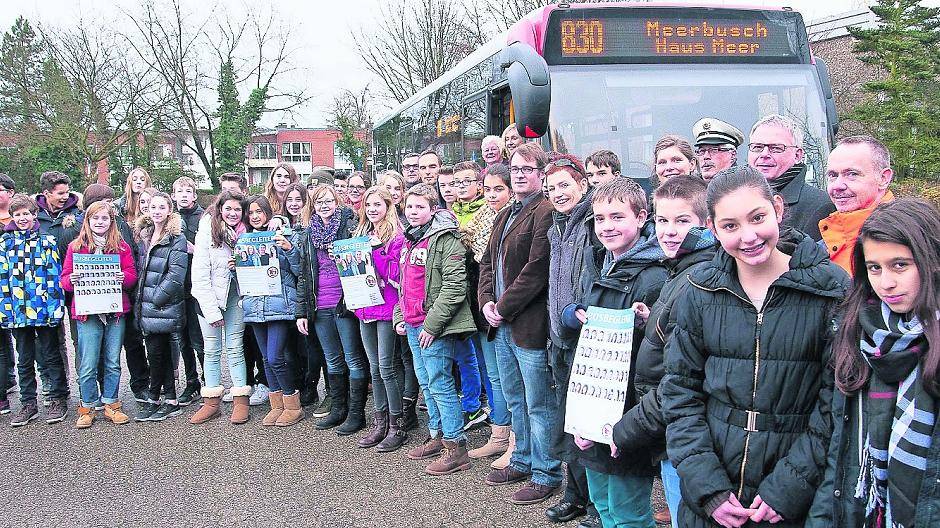  Am Montag wurden die „Neuen“ im feierlichen Rahmen auf ihren Weg geschickt. Wie in jedem Jahr sind es Kinder der weiterführenden Schulen, die unter den Gleichaltrigen für Disziplin und Ordnung sorgen. 