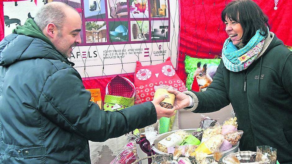  Rund 30 Händler werden in ihren Buden auf die Osterather Gäste warten. Auf der Bühne wird es ein klasse Programm geben — Osterath hat sich hübsch gemacht. 