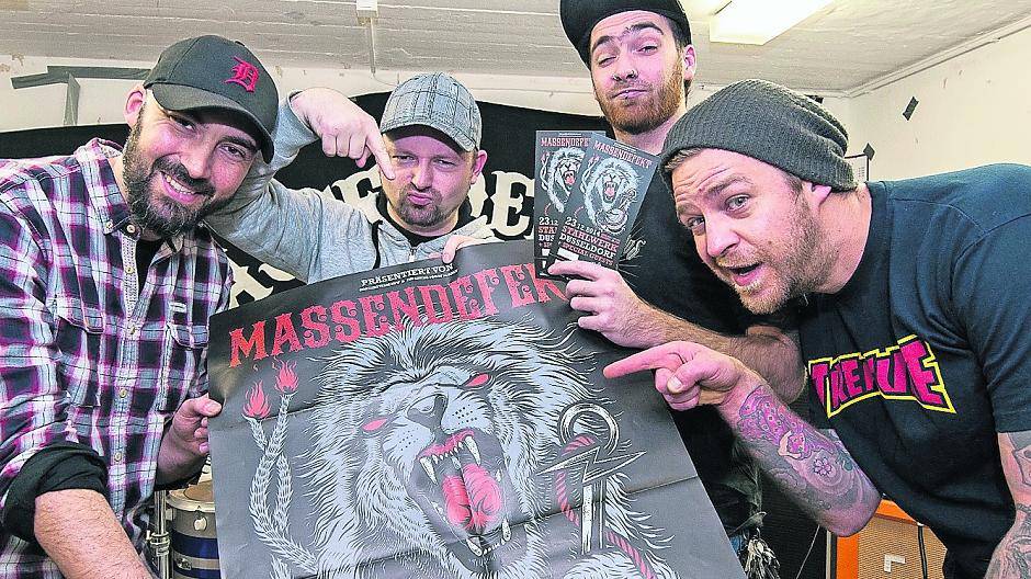  Claus „Clausi“ Pütz (Gitarre), Sebastian „F. Sebi“ Beyer (Gesang), Mike Duda (Bass) und Alexander „Alex“ Wolfart (Schlagzeug) sind „Massendefekt“. Am 23. Dezember spielen sie im Düsseldorfer Stahlwerk - die Meerbuscher Nachrichten verlosen Karten. 