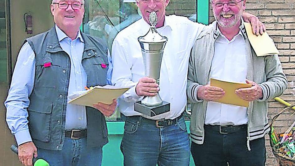 Schützen-Präsident Karl-Heinz Rütten freut sich mit jedem Königshaus (König Josef Arts mit Minister Johnny Baumeister, 2011), die Pokale an die besten Schützen zu überreichen.