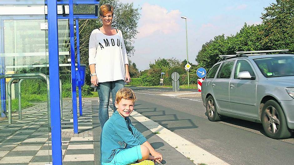  Daniela Becker und ihr Sohn Florian finden die Schulbushaltestelle an der Ilvericher Straße „brandgefährlich“. Zu viele Autos würden gefühlt zu schnell fahren. Die CDU ist an der Sache bereits dran. 