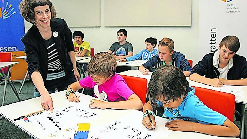  Illustratorin Charlotte Hofmann in der Meerbuscher Stadtbibliothek in Büderich. Die Kinder sind dank ihr eifrig bei der Sache. 