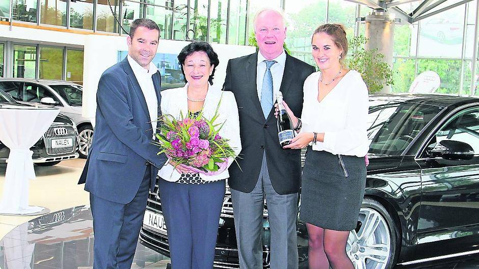  MIT-Vorsitzender Daniel Meffert überbrachte Erika, Hans und Anna Nauen (v.l.n.r.) die frohe Botschaft: Die Familie ist zum Unternehmen des Jahres in Meerbusch gekürt worden. 