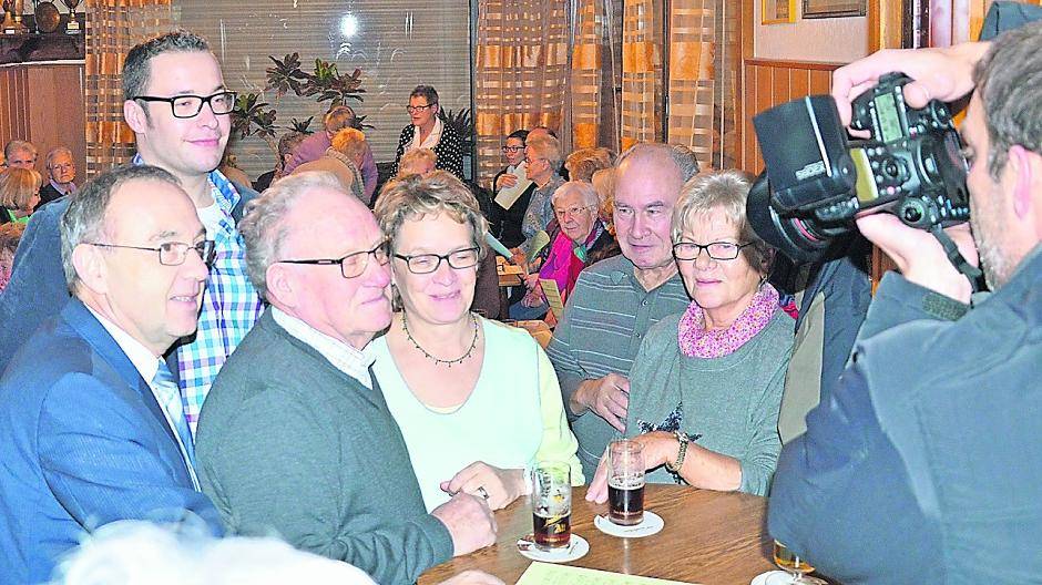 NRW-Finanzminister Dr. Norbert Walter-Borjans besuchte den „Mundart-Papst“ Johannes Toups bei seinem Mundartstammtisch in Lank-Latum.