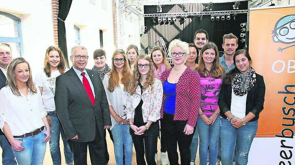 Der Vorstand des Osterather Betreuungsvereins um Jürgen Eimer (4.v.r.) und Andreas Harms (l.) freut sich über die neuen Mitarbeiter. In den Meerbuscher Grundschulen werden sie jetzt überall zu sehen sein.