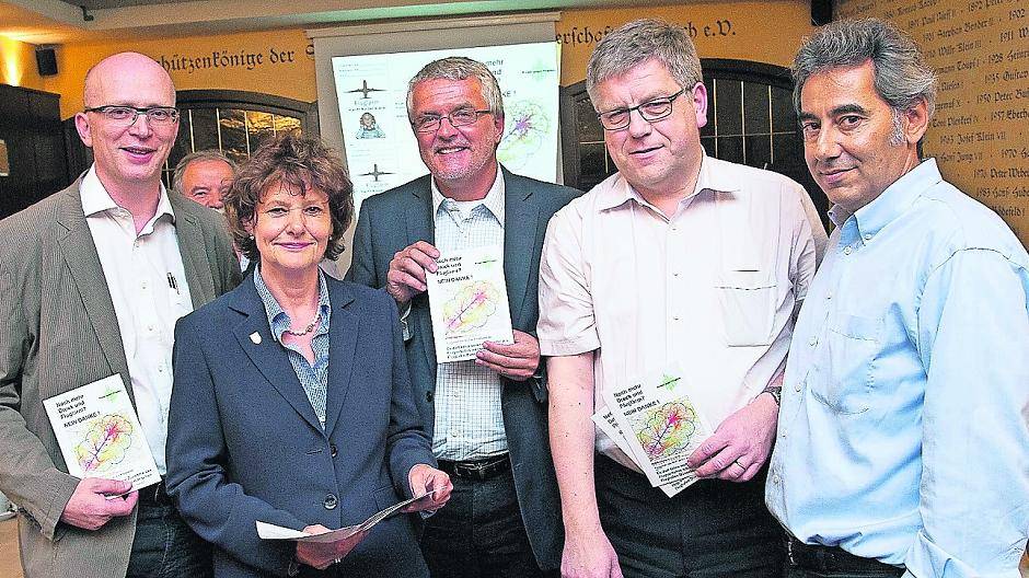  Der Vorstand der Fluglärmgegner um Christoph Lange (mitte) zieht mit der neuen Bürgermeisterin der Stadt Meerbusch, Angelika Mielke-Westerlage, an einem Strang. 