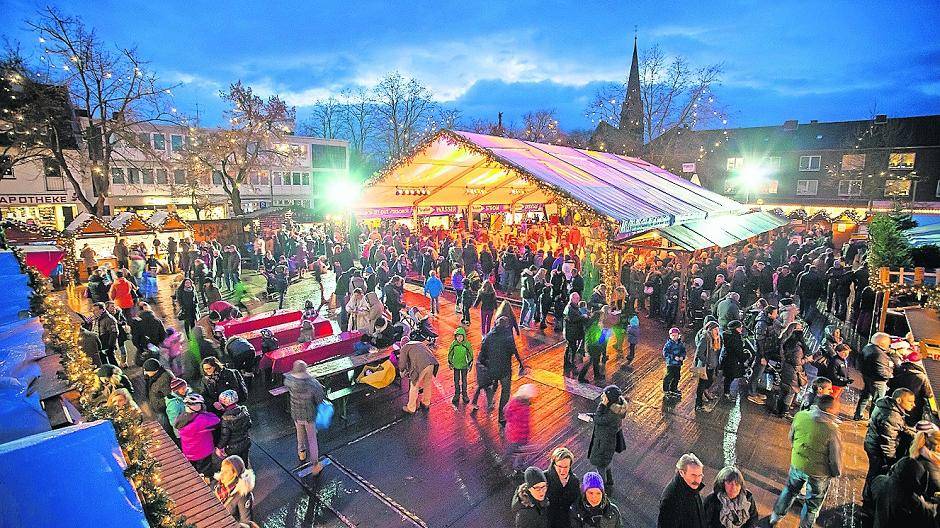  Die Atmosphäre der „Winterwelt“ ist anziehend. Tausende Besucher strömen von Ende November bis Anfang Januar auf den Dr.-Franz-Schütz-Platz. 