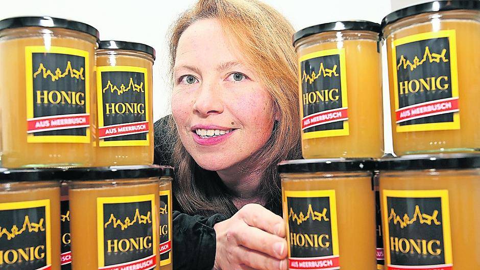 Imkerin Verena Uhl ist stolz auf ihren Honig: Die fleißigen Bienen haben ihn in Meerbusch produziert.