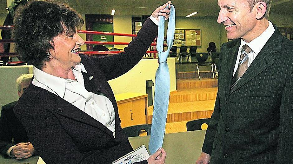 Bürgermeisterin Angelika Mielke-Westerlage überreicht Frank Maatz eine Krawatte in der klassischen Stadtfarbe.