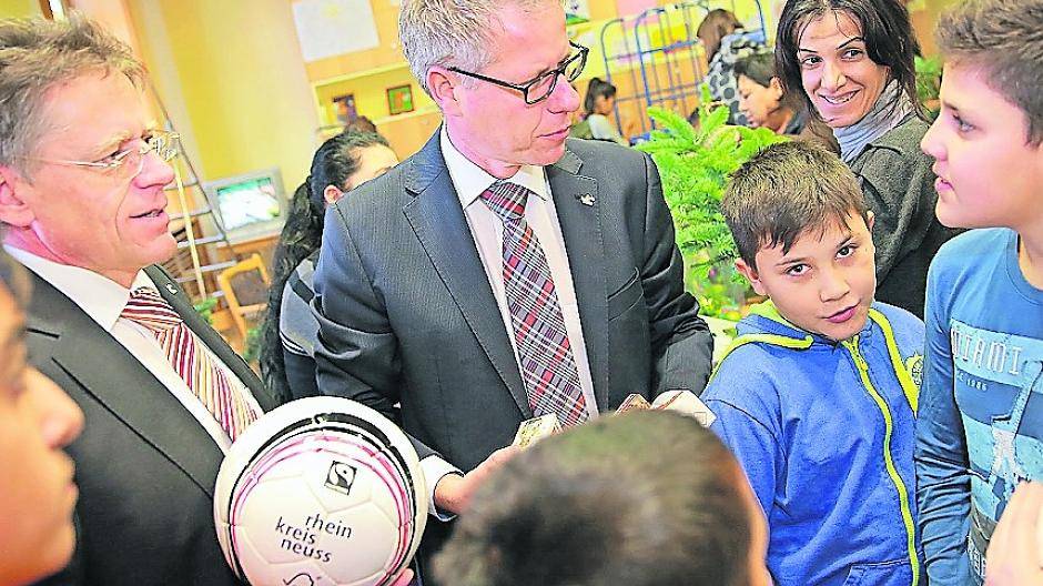  Landrat Hans-Jürgen Petrauschke und sein Vertreter Jürgen Steinmetz besuchten jetzt die Flüchtlingsunterkunft im ehemaligen St.-Alexius-Krankenhaus in Neuss. 