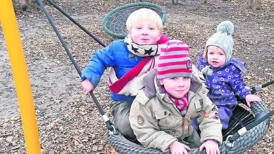  Jetzt lässt es sich gut schaukeln: Osterather Firmen und Geschäfte haben der Kita Krähennest eine Nestschaukel spendiert. 