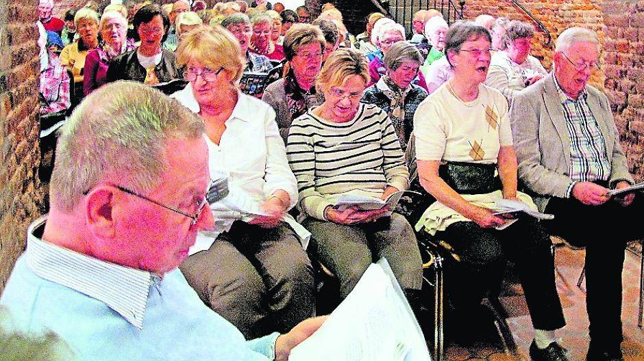  Rund 130 Sängerinnen und Sänger kamen in der Meerbuscher Teloy-Mühle zusammen und sangen Volkslieder. 