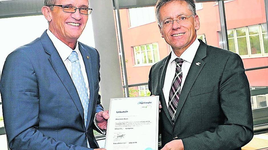  Reinhold Schlierkamp (l.), Geschäftsführer Kyocera Document Solutions Deutschland, überreicht Landrat Hans-Jürgen Petrauschke das Zertifikat. 