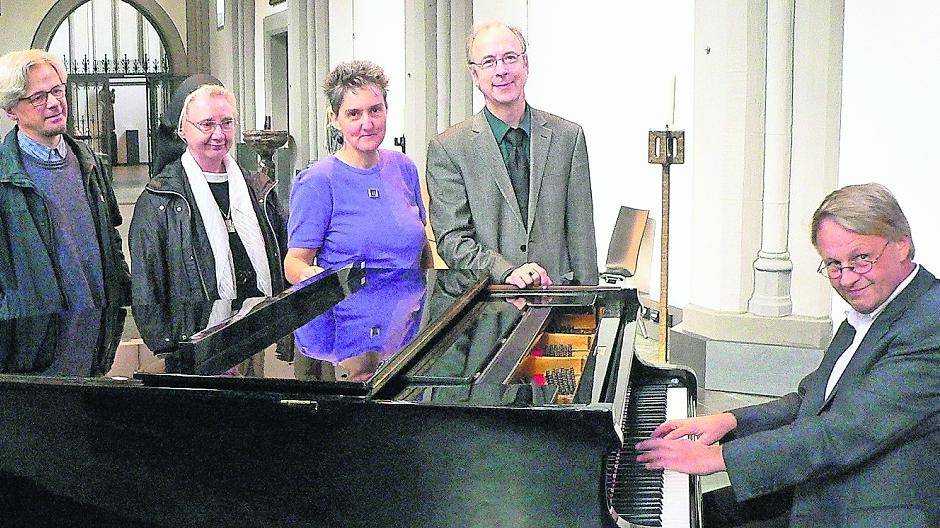 Das Pastoralteam Hans-Willi Hauser, Schwester Waltraud Schulte und Annette Diesler laden samstags zur Marktmusik in die City-Kirche ein. Die musikalische Gestaltung der etwa halbstündigen Konzerte liegt in den Händen der Kirchenmusiker Heinz-Josef Clemens und Klaus Paulsen (am Klavier sitzend).