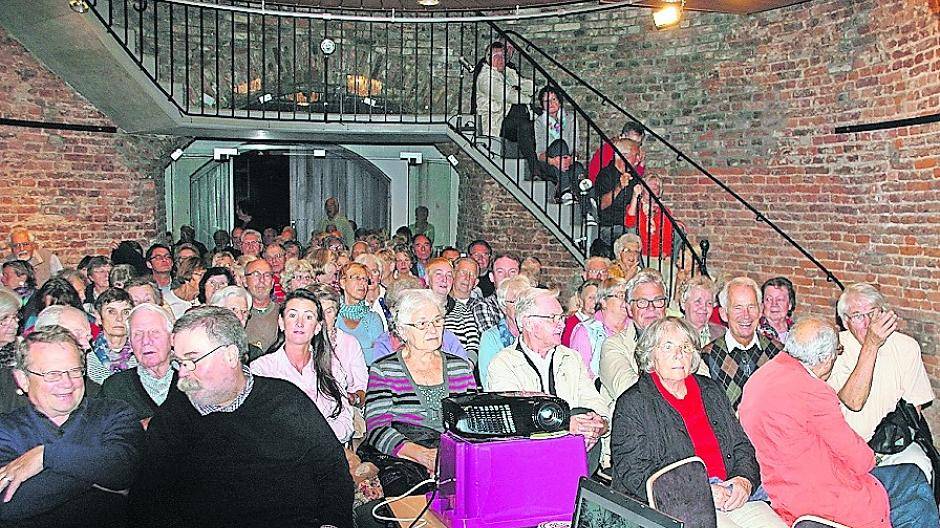 Auf großes Interesse stieß der Geschichtsabend des Heimatkreises Lank: Die Teloy-Mühle war absolut voll mit Besuchern.