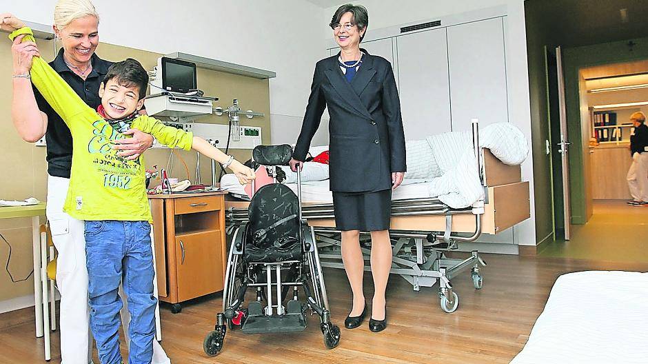  Da freut sich die ganzen Stadt Meerbusch: Großzügig und geräumig sind die Therapieräume im Neubau. Barbara Schweitzer arbeitet hier mit Dustin. Rechts im Hintergrund ist die stolze Chefärztin PD Dr. Med Kristina Müller zu sehen. 