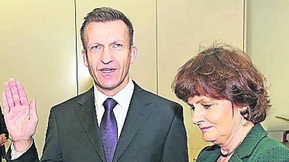 Bürgermeisterin Angelika Mielke-Westerlage vereidigte Frank Maatz zum Ersten Beigeordneten der Stadt Meerbusch.