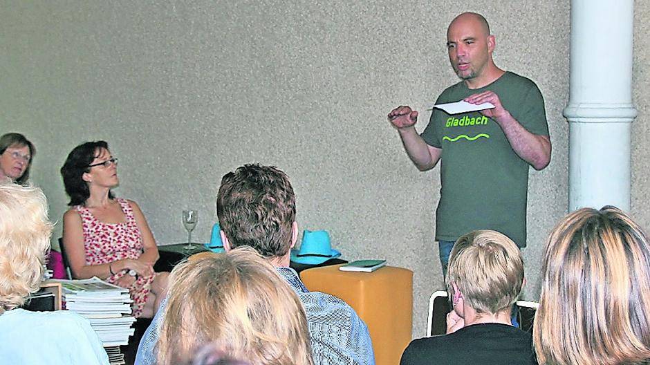  Freimeister Johannes Jansen spricht beim 25. Gladbacher Salon über die Projekte der Kreativvereinigung. 