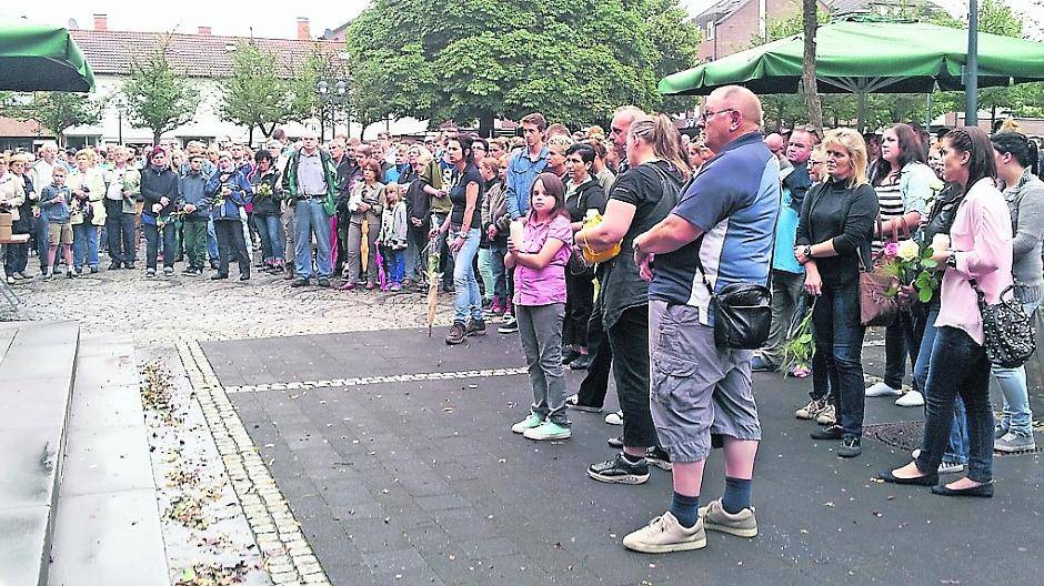  Rund 1 000 Bürger beteiligten sich am Trauermarsch am Montagabend. 