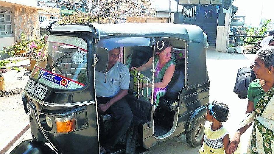  Das Tuk Tuk ist kein Touristenspaß, sondern Standardfortbewegungsmittel für alle Gegenden, wo der Bus nicht bis vor die Tür fährt - wenn man es sich leisten kann. Für 100 Rupies (ca. 65 Cent) kommt man schon ziemlich weit. 