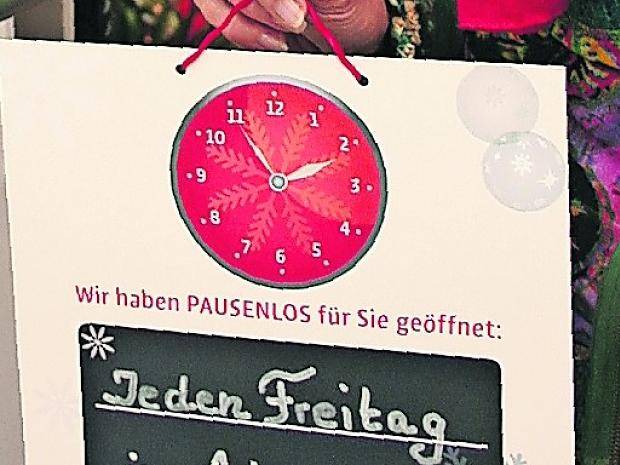 Ein weihnachtlich gestalteter Türhänger weist auf die Aktion hin.