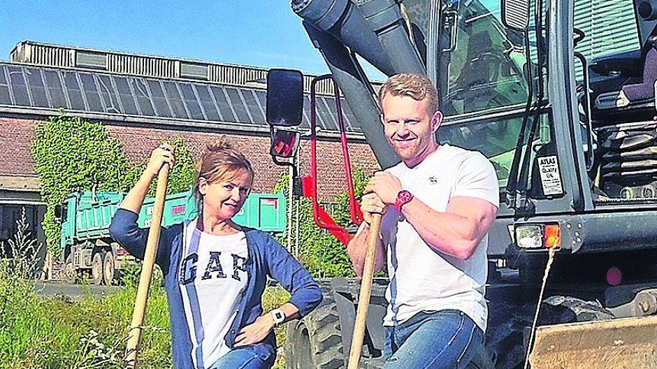  Studio-Inhaberin Edith Gribs und Studioleiter Thomas Mathes haben den smybolischen ersten Spatenstich absolviert. 