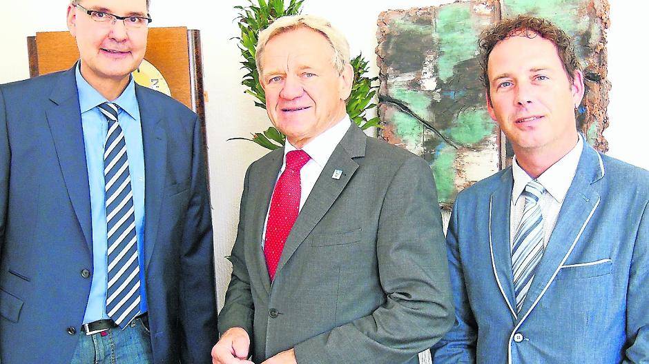 „Die Neuen“ vom Jobcenter zu Gast auf Schloss Neersen bei Bürgermeister Josef Heyes: Franz-Josef Schmitz (links) und Thomas Reimer.