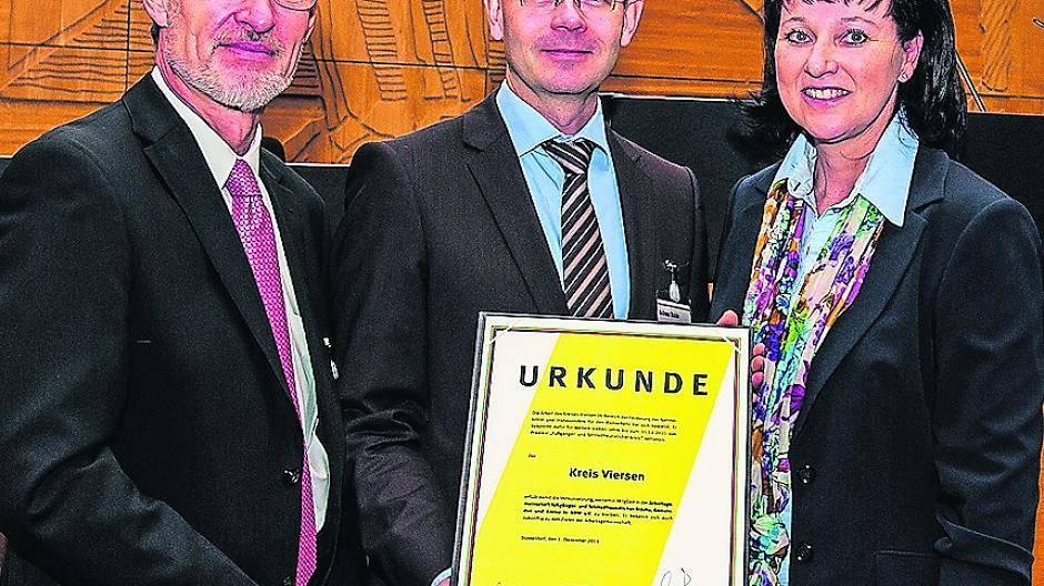  Andreas Budde (Mitte), Technischer Dezernent Kreis Viersen, mit der Urkunde, die dem Kreis Viersen Fußgänger- und Fahrradfreundlichkeit bescheinigt. Michael Heinze (l.) vom Verkehrsministerium des Landes NRW und Christine Fuchs (r.), Vorstand der AGFS, überreichten die Auszeichnung. 