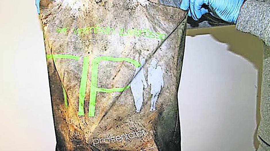 Ein Foto des Stoffbeutels, in dem sich die Plastiktüte mit dem toten Säugling befand. Es handelt sich um einen Stoffbeutel mit der Aufschrift einer Firma aus Mönchengladbach: TIP team für innovative präsentationen GmbH.