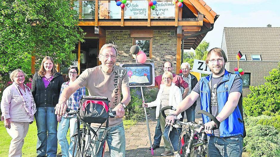 Die letzte Etappe führte Werner Bögershausen und seinen Sohn Christoph von Köln nach Hause zum Grenzweg, wo er von Freunden und Nachbarn erwartet wurde.