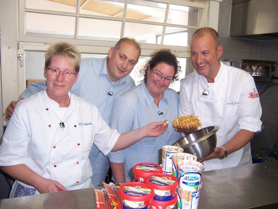  Unter Anleitung von Frank Rosin (r.) und mit Unterstützung der Restaurantinhaber Susanne und Thomas Platzer (M.) bereitet Köchin Bettina Schmitz (l.) erstmals die neuen Gerichte zu.  