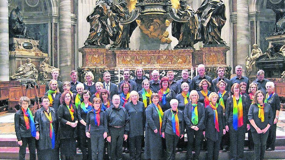  Die Emmaus-Kantorei vor dem Hauptaltar des Peterdoms. 