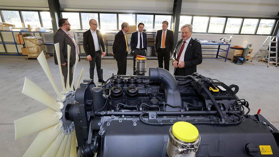  Notstromaggregate aller Größen sind das Geschäftsfeld von Euro-Diesel: Markus Welzenbach, Leiter Rechnungswesen, Serviceleiter Marco Heyne (von links) sowie Geschäftsführer Guido Beimann (2. von rechts) führen Landrat Peter Ottmann, Peter Hauptmann, Geschäftsführer der Invest Region Viersen (Mitte) sowie Willichs Bürgermeister Josef Heyes (rechts) durch die Produktionshalle. 