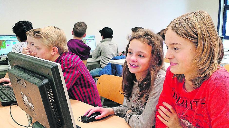  Auch den Mädchen der siebten Klassen machte das Programmieren sichtlich Spaß. Das zeigt, dass das Fach Informatik längst nicht mehr eine reine Männerdomäne ist. Allerdings ist aktuell nur jeder fünfte Informatik-Studienplatz in Deutschland von einer Frau besetzt. 