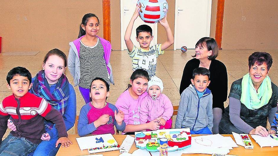  Praktikantin Ann-Kathrin Gieron, die Leiterin des Gemeindeladens Petra Vogt und Nelly Wirtz (v.l.) von der katholischen Gemeinde St. Matthias spielen mit den Kindern in der Asylbewerberunterkunft an der Orffstraße. 