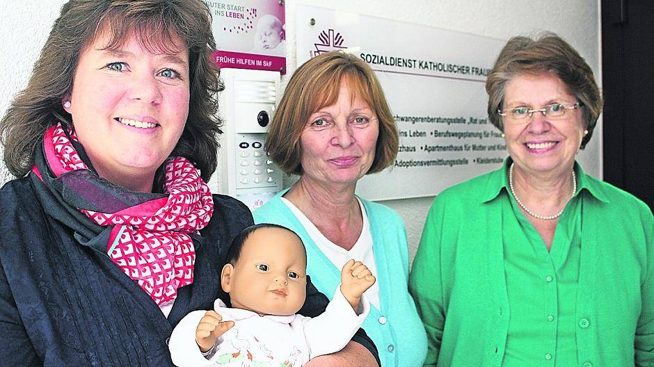  Schwangerenberaterin Claudia Straßburg, Adoptionsvermittlerin Margarita Langer und Schwangerenberaterin Hildegard Steckel (v.l.) stehen jungen Müttern und Schwangeren mit Rat und Tat zur Seite. 