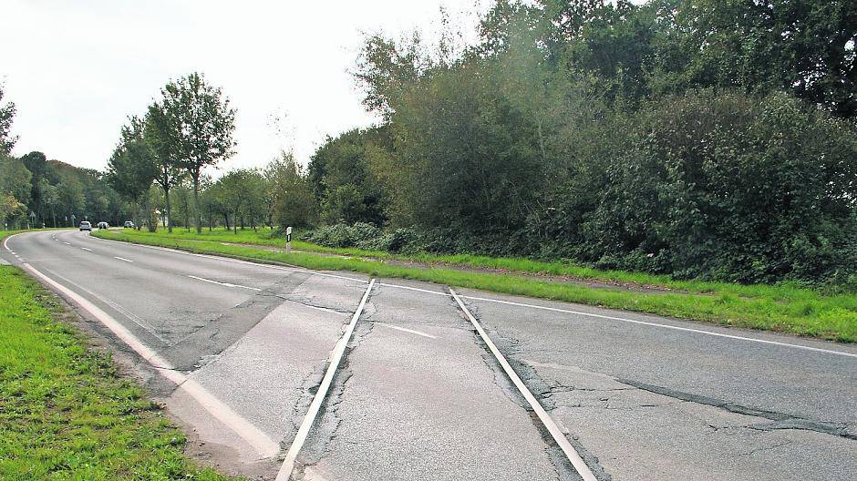  An der St. Töniser Straße — die Schienen sind noch zu sehen — sollte der Alleenradweg ursprünglich enden: nach einer Strecke von rund 1,4 Kilometern. Aufgrund es Einspruchs der Unteren Landschaftsbehörde soll der Radweg jetzt aber nur noch 500 Meter lang über die ehemalige Bahntrasse führen. Eine Weiterführung auf der Krefelder Seite scheint bislang nicht angedacht zu sein. Dort liegen noch die Schienen. 