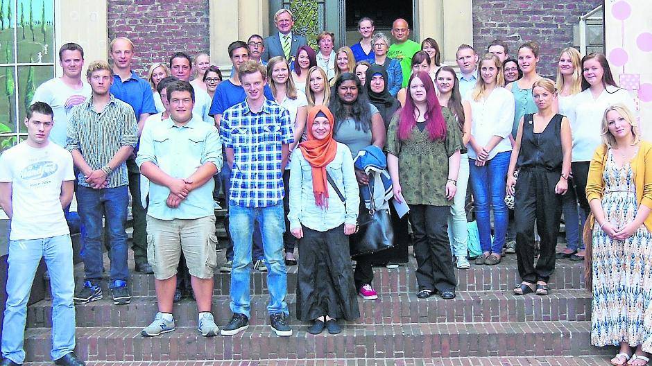  Sie können sich freuen: Sie haben einen der begehrten Ausbildungsplätze bei der Stadt Willich erhalten. Jetzt begrüßte Bürgermeister Josef Heyes (links am Schloss- portal im Hintergrund) mit einigen Ausbildungsleitern die neuen Mitarbeiter der Stadt. 