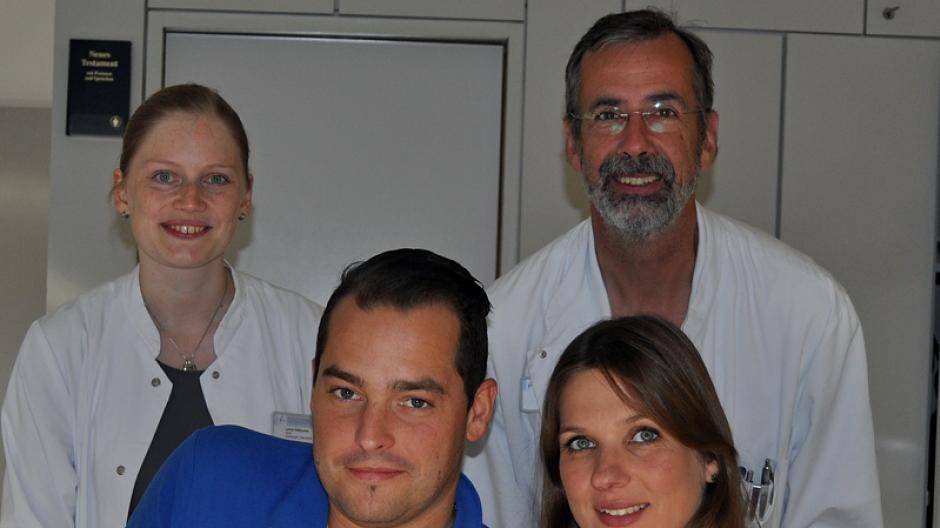  Sara Leonie Holthausen und Rudolf Merkelbag gratulieren den Schiefbahnern Patrick und Kerstin zu ihrem „Nikolaus-Baby“. 