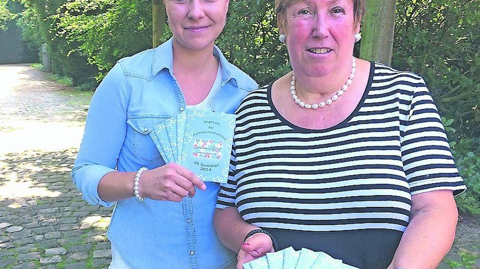  Die Auszubildende Nadine Brück und Rosemarie Wahlefeld präsentieren die neue Willicher Familienkarte. 