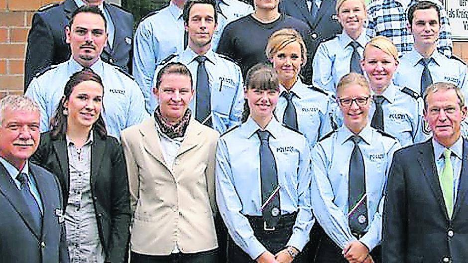 Die neuen Polizisten für den Kreis Viersen mit Landrat Peter Ottmann, Abteilungsleiter LPD Manfred Krüchten und und dem Personalratsvorsitzendem der Behörde, Ralf Robertz.