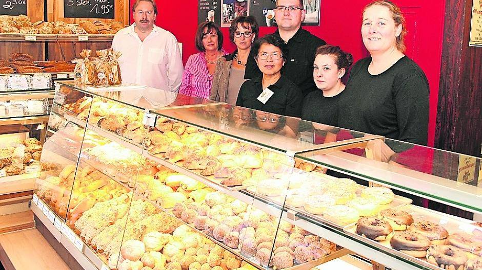 Das Ehepaar Pesch (links), Citymanagerin Christel Holter (3.v.l.) und die Mitarbeiter der Bäckerei freuen sich darüber, dass der Betrieb weiter geht.