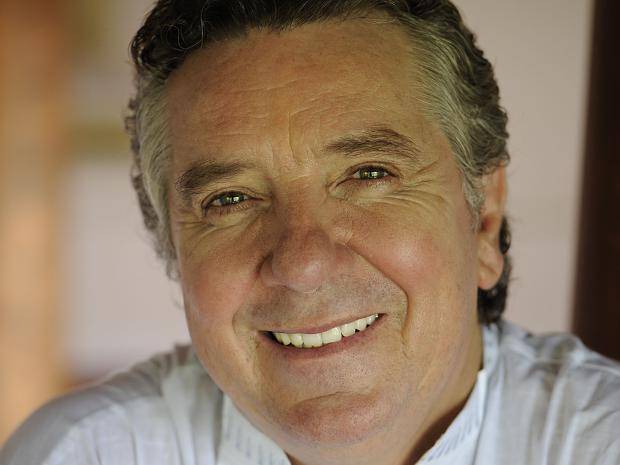 Michael Schanze heute: graue Schläfen, das Gesicht etwas fülliger, aber dafür mit vielen Lachfalten.