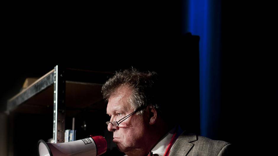 Thomas Freitag, alias Herr Schüttlöffel, verbarrikadiert sich mit seinen Büchern in seiner Stadtbibliothek.