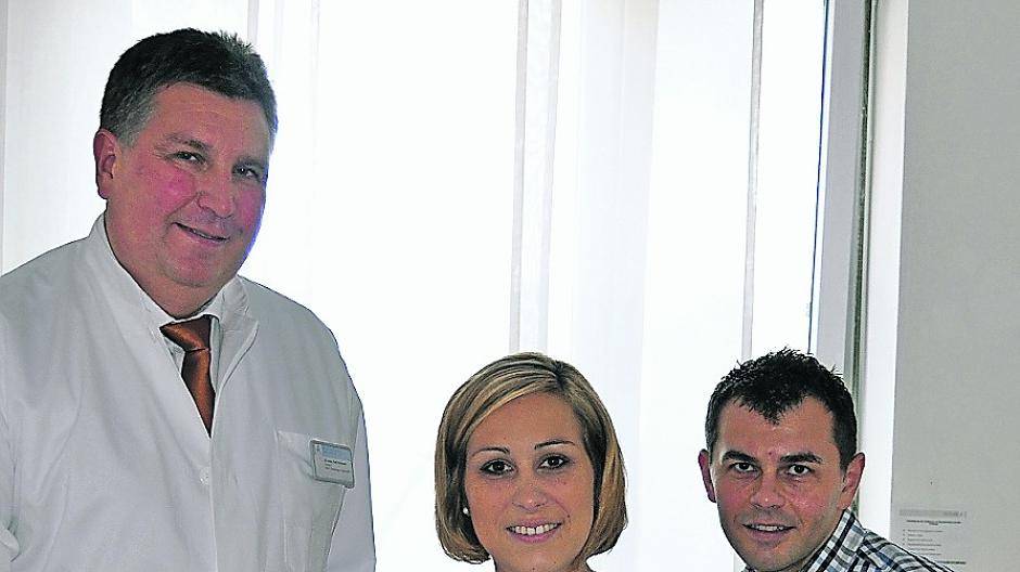 Die Geburt unter Lachgas war viel entspannter“ — Julia Pavlik hat nur gute Erinnerungen an die Geburt von Söhnchen Henry, zu der Chefarzt Dr. Ralf Dürselen der stolzen Familie herzlich gratuliert.