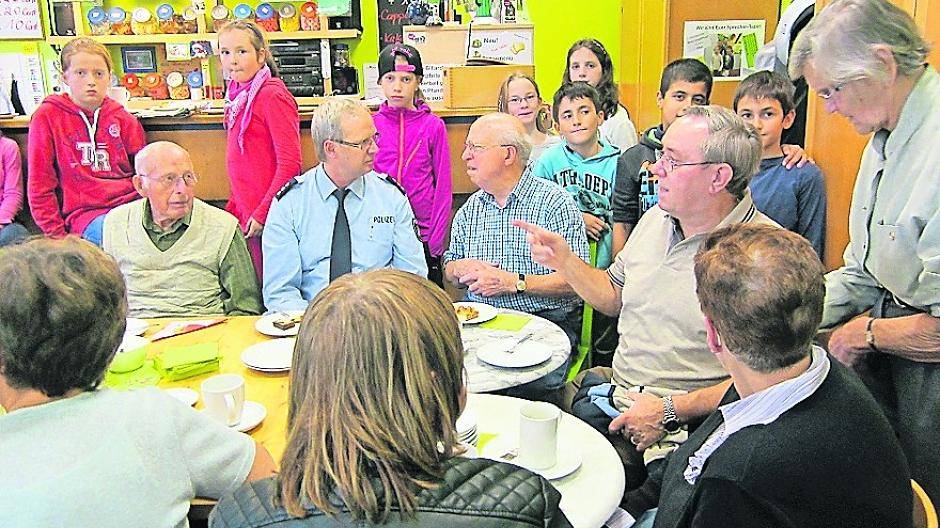  Der neue Neersener Dorfpolizist Heinz-Peter Nefen im Gespräch mit Senioren und Kinder des No. 7. 