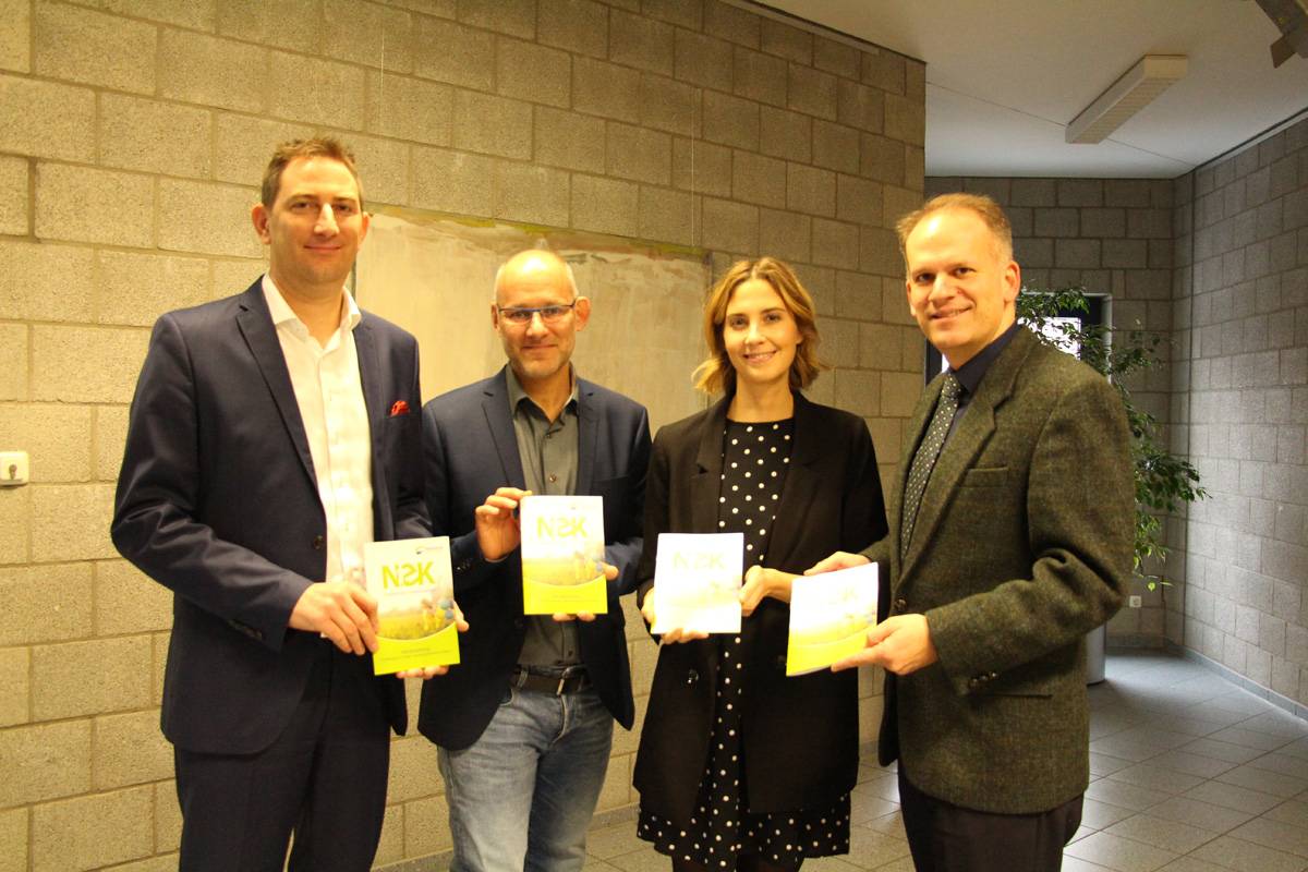  Jochen Müntinga, Heiko Brodermann, Alina Stewen und Bürgermeister Christian Wagner stellten die Infobroschüre vor. 